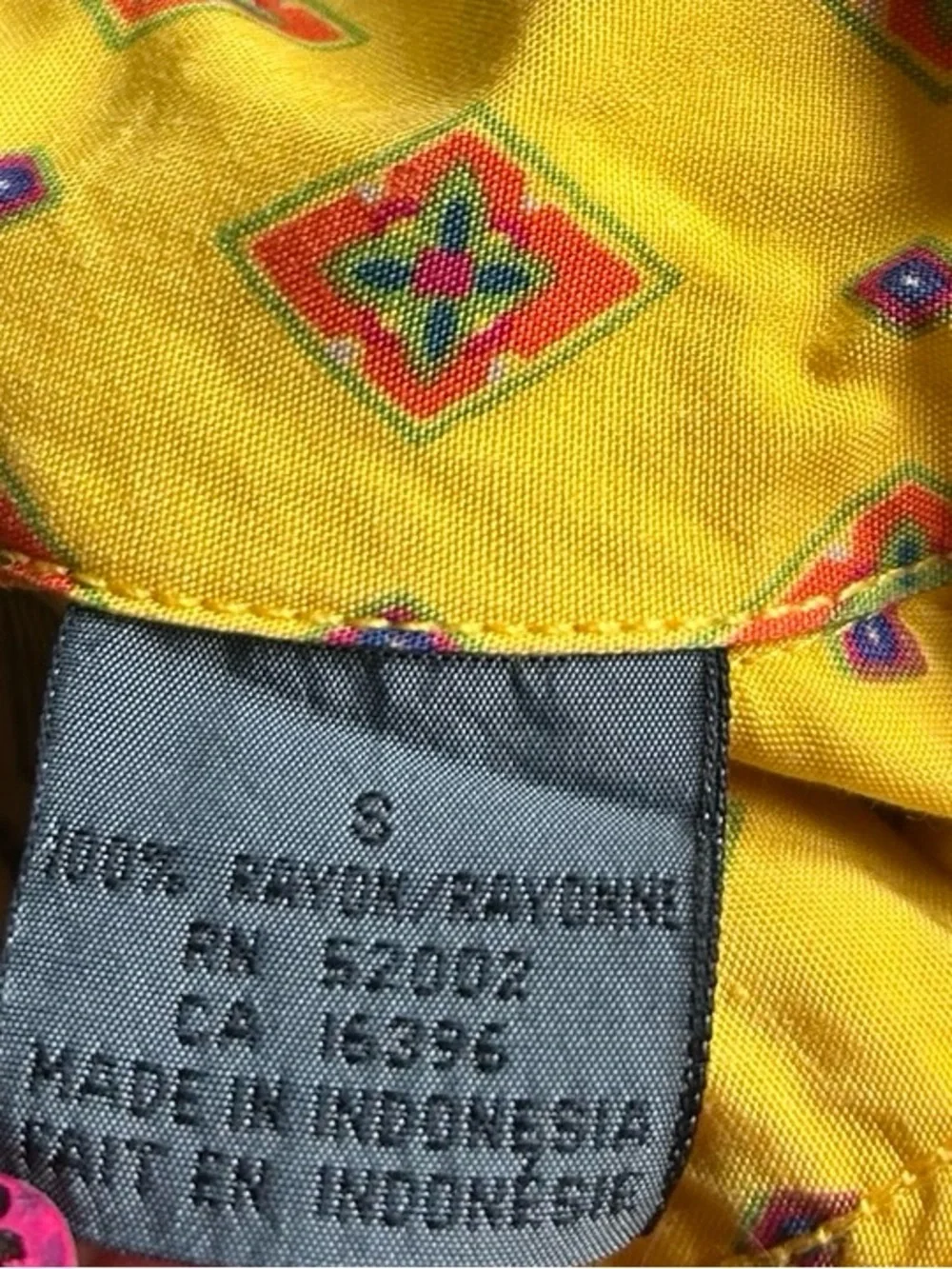 Vintage 90s Lizwear Yellow Geometric Print Rayon Button Down Shirt Size Small - Picture 11 of 11